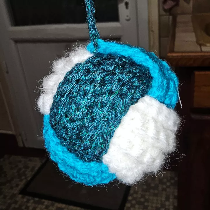 Boule de Noël réalisée au crochet, Fil & Clo